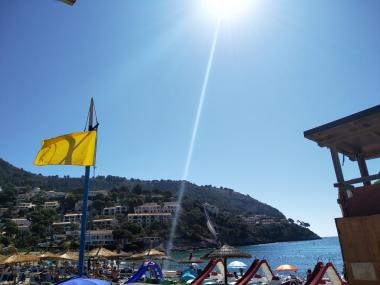 La platja de Canyamel ha hissat la bandera groga de forma indefinida per la situació actual causada pels temporals 