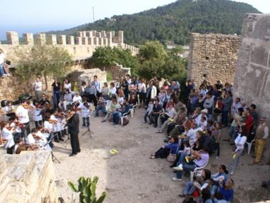 Més de seixanta violins sonen junts al Castell 
