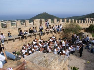 Més de seixanta violins sonen junts al Castell 