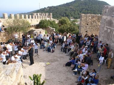 Més de seixanta violins sonen junts al Castell 