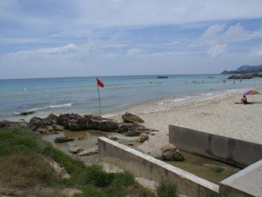 Tanquen la platja de Son Moll per un vessament d’aigües fecals