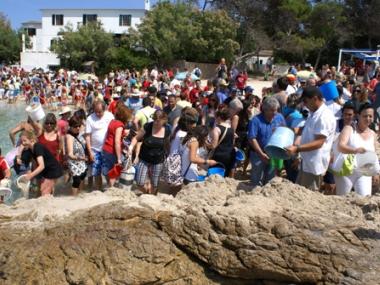 Resposta unànime a la manifestació per la regeneració de Cala Agulla