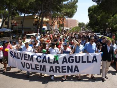 Resposta unànime a la manifestació per la regeneració de Cala Agulla