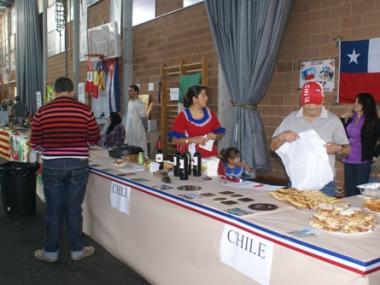 El poliesportiu s'omple per celebrar la III festa Intercultural