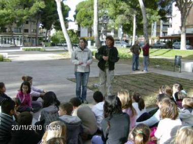 Els alumnes de 5è sembren arbres al jardí del Cap Vermell