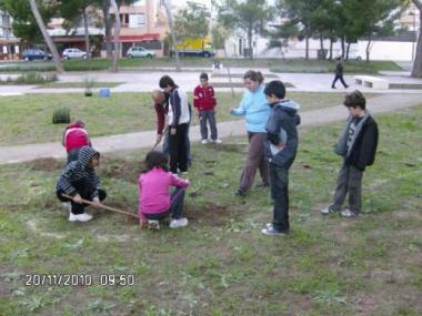 Els alumnes de 5è sembren arbres al jardí del Cap Vermell