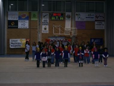 Els nins i nines de les escoles esportives celebren la festa de Nadal