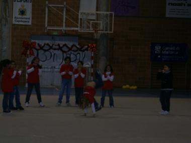 Els nins i nines de les escoles esportives celebren la festa de Nadal