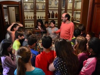 Els alumnes de s’Alzinar visiten la Farmàcia Melis