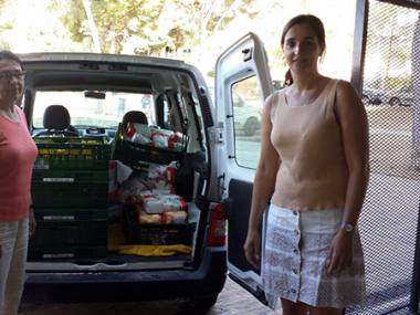 Herbes de Can Planetes fa una primera donació al banc d'aliments dels serveis socials