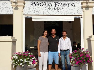"Pasta Pasta Cala Rajada" lliura 3.600€ per al banc d'aliments dels serveis socials de Capdepera