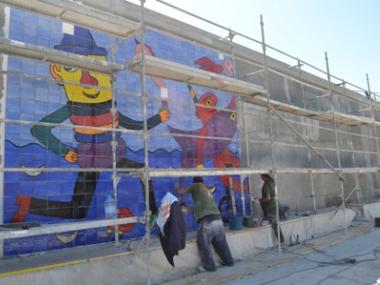 Es comença a instal•lar el segon mural de Gustavo