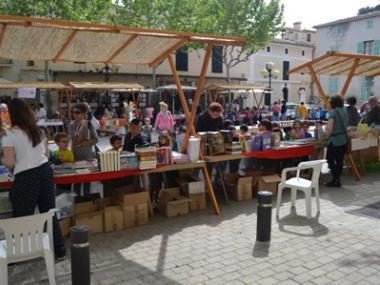 La plaça de l’Orient de Capdepera torna a acollir la Fira de Sant Jordi