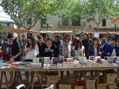 La plaça de l’Orient de Capdepera torna a acollir la Fira de Sant Jordi