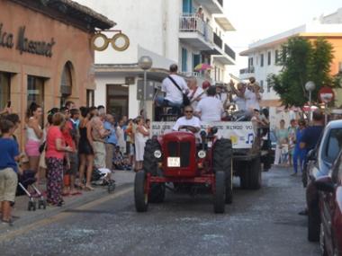 El tradicional cercavila omple els carrers de Cala Rajada
