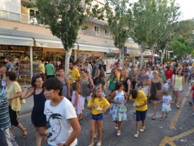 El tradicional cercavila omple els carrers de Cala Rajada