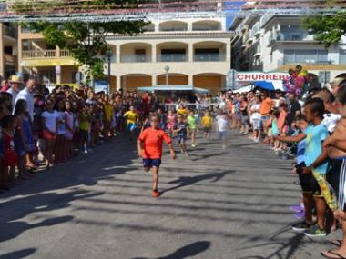 Els nins i nines gabellins omplen el moll per gaudir dels jocs populars de les festes 