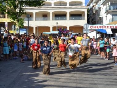 Els nins i nines gabellins omplen el moll per gaudir dels jocs populars de les festes 
