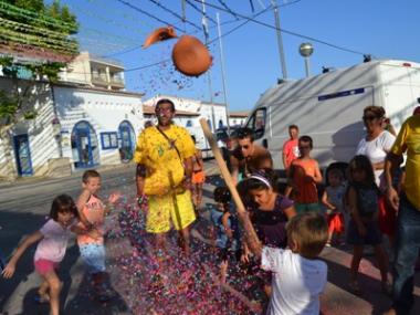 Els nins i nines gabellins omplen el moll per gaudir dels jocs populars de les festes 
