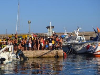 Els nins i nines gabellins omplen el moll per gaudir dels jocs populars de les festes 