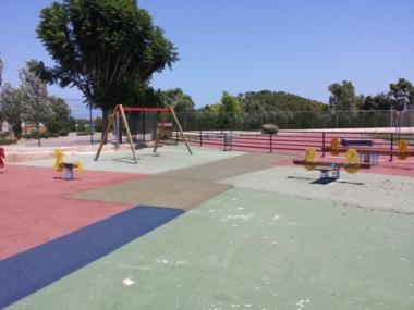 El departament de Medi Ambient arregla el terra del parc infantil del poliesportiu