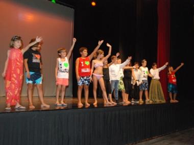 L’Escola de teatre de juliol mostra la feina feta damunt l’escenari