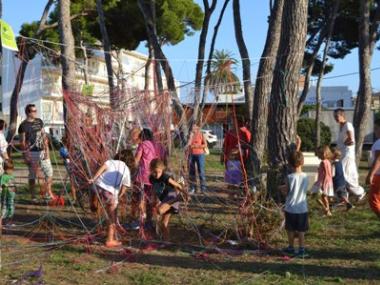 Els infants de Cala Rajada construeixen una teranyina gegant