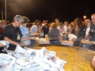 El moll s’omple de gent per tastar la paella dels mariners