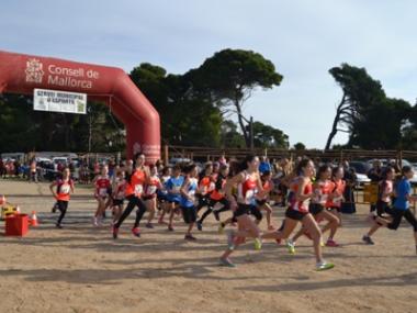 Daniel Muñoz i Catalina Roig campions del XI Cross popular platja de cala Agulla