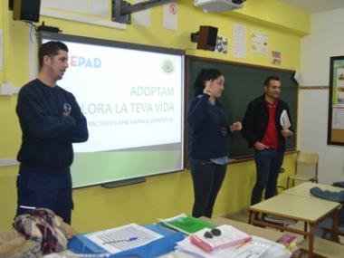 Els nins i nines del col•legi S’Auba aprenen com cuidar dels animals domèstics amb una xerrada del CEPAD