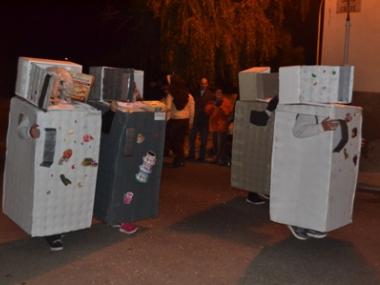 Centenars de persones desfilen per les rues de Capdepera