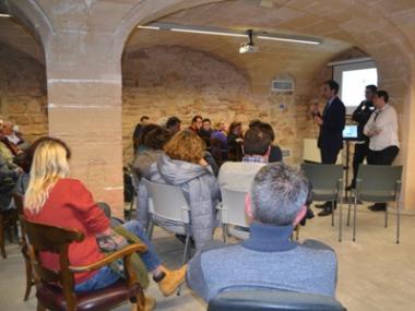 El batle i la regidora de mobilitat mantenen una primera reunió amb els veïnats de la zona ACIRE