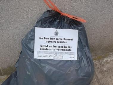 L’empresa de recollida selectiva aferra ferratines als fems trets incorrectament