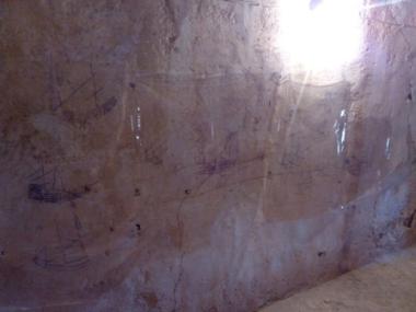 Descoberts una vintena de grafits nàutics dels segles XVI al XVIII al Castell de Capdepera