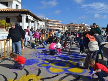 Més de 500 persones participen en la jornada de “Pintam” el passeig marítim