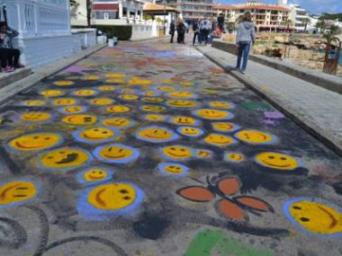 Més de 500 persones participen en la jornada de “Pintam” el passeig marítim