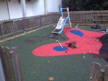 Un acte vandàlic embruta el parc infantil de Canyamel