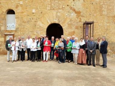 Dotze turistes reben un guardó per premiar la seva fidelitat amb Capdepera