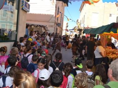 Els escolars comencen la festa amb un pa amb oli medieval