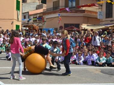 Els escolars comencen la festa amb un pa amb oli medieval