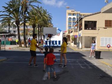 La plaça dels Pins s’omple d’esport i fruita