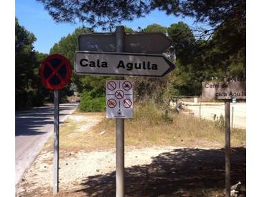 Medi Ambient assenyala els accessos a cala Agulla amb cartells informatius de prohibicions a la zona ANEI