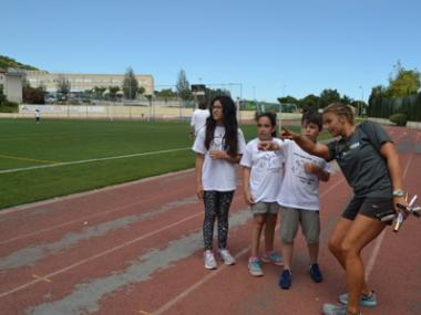 Els alumnes de S’Alzinar coneixen l’atletisme amb Claudia Troppa