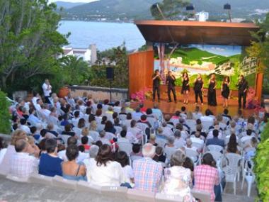 La coral de l’Escola de Música de Capdepera canta en directe amb ‘Cap Pela’ al concert a la llum de la lluna