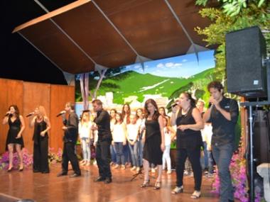 La coral de l’Escola de Música de Capdepera canta en directe amb ‘Cap Pela’ al concert a la llum de la lluna