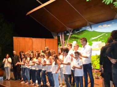 La coral de l’Escola de Música de Capdepera canta en directe amb ‘Cap Pela’ al concert a la llum de la lluna