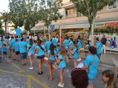 El tradicional cercavila omple els carrers de Cala Rajada