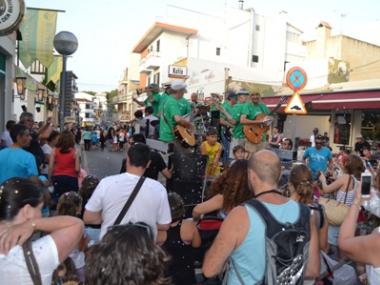 El tradicional cercavila omple els carrers de Cala Rajada