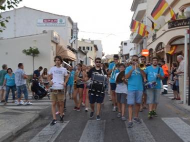 El tradicional cercavila omple els carrers de Cala Rajada