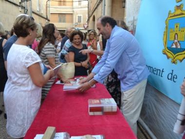 L’Arxiu Municipal presenta la versió en anglès i en alemany del llibre ‘El temps s’esmicola’